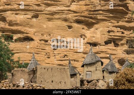 Capanne tradizionali nel Paese Dogon del Mali Foto Stock