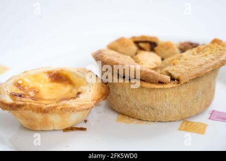 Torta di pollo con torta di uova come contorno Foto Stock