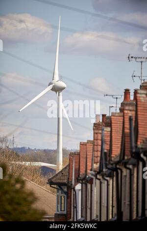 Solo turbina eolica in Alfreton Derbyshire, vicino al magazzino Foto Stock
