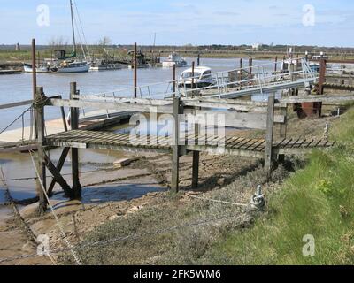 Varietà di barche ormeggiate presso i moli sul lato Walberswick del fiume Blyth; paesaggio costiero di Suffolk alla fine di aprile 2021. Foto Stock