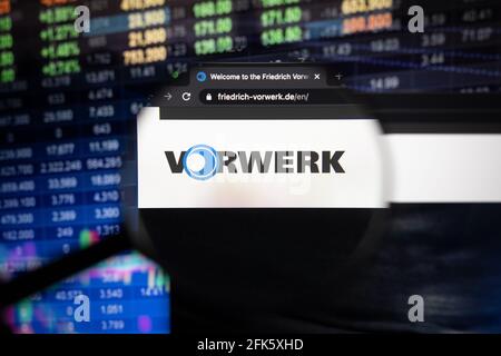 Vorwerk logo aziendale su un sito web con sviluppi sfocati del mercato azionario in background, visto su uno schermo del computer attraverso una lente di ingrandimento Foto Stock