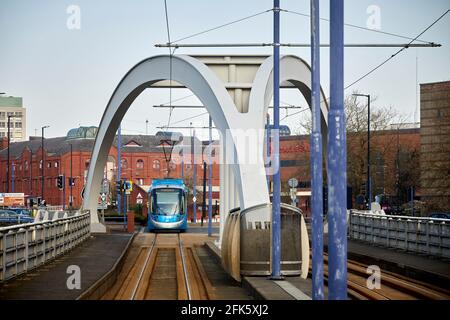 Wishbone Bridge, che porta il tram attraverso il centro sommerso della rotonda di Bilston Street Island fino a Wolverhampton St. George's. Foto Stock