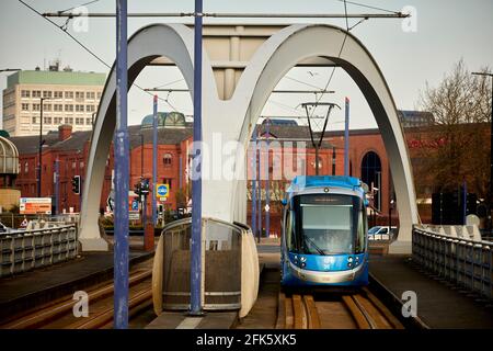 Wishbone Bridge, che porta il tram attraverso il centro sommerso della rotonda di Bilston Street Island fino a Wolverhampton St. George's. Foto Stock