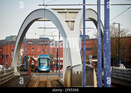 Wishbone Bridge, che porta il tram attraverso il centro sommerso della rotonda di Bilston Street Island fino a Wolverhampton St. George's. Foto Stock