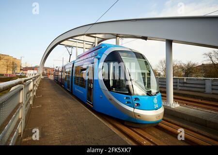 Wishbone Bridge, che porta il tram attraverso il centro sommerso della rotonda di Bilston Street Island fino a Wolverhampton St. George's. Foto Stock