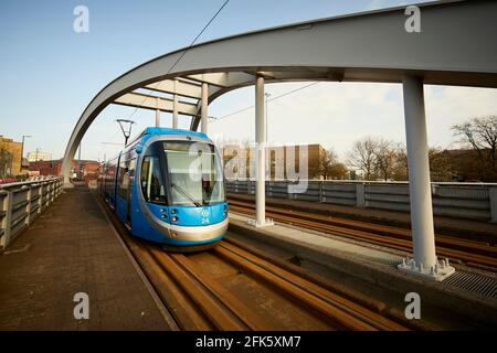 Wishbone Bridge, che porta il tram attraverso il centro sommerso della rotonda di Bilston Street Island fino a Wolverhampton St. George's. Foto Stock