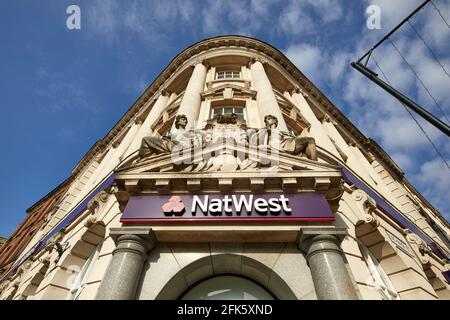 Wolverhampton città, nel West Midlands Queen Square ingresso decorativo e per NatWest Bank Foto Stock