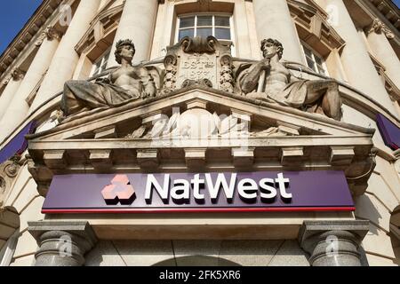 Wolverhampton città, nel West Midlands Queen Square ingresso decorativo e per NatWest Bank Foto Stock