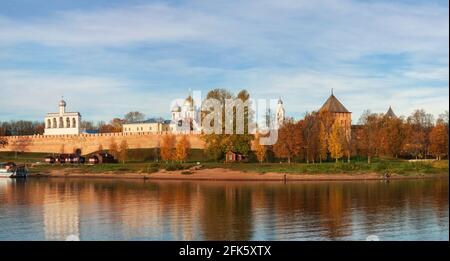 Vista panoramica autunnale del Cremlino di Novgorod, le mura della fortezza, la torre, il campanile e la cattedrale di Santa Sofia sulle rive del fiume Volkhov Foto Stock