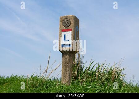 Originale Lincoln Highway segno posto in campo aperto con cielo blu e nuvole. Franklin Grove, Illinois, Stati Uniti Foto Stock