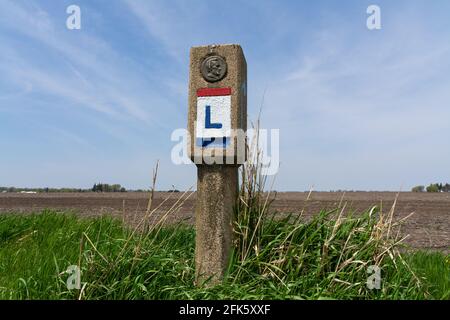 Originale Lincoln Highway segno posto in campo aperto con cielo blu e nuvole. Franklin Grove, Illinois, Stati Uniti Foto Stock