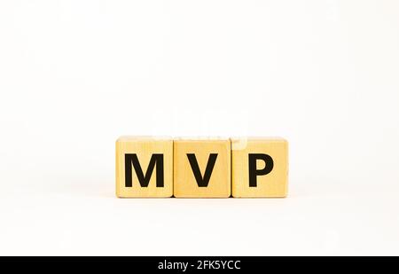 MVP, simbolo del prodotto minimo. Cubetti di legno con la parola MVP, prodotto minimo vitale. Splendido sfondo bianco. Business e MVP, viab minimo Foto Stock