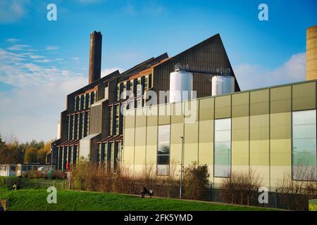 NORTHAMPTON, REGNO UNITO - 12 febbraio 2016: Vecchi e nuovi edifici della fabbrica di birra di Carlsberg a Northampton Foto Stock