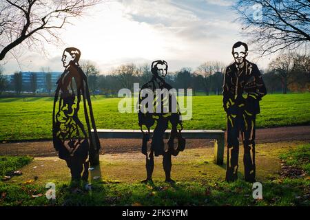 NORTHAMPTON, REGNO UNITO - 12 febbraio 2016: Monumento al Northampton Becket's Park mostra 3 persone in metallo durante il giorno Foto Stock