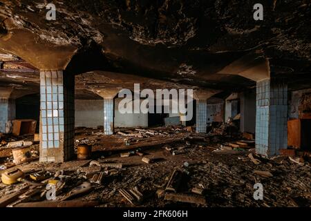 Interni bruciati di edifici industriali. Conseguenze di fuoco. Foto Stock