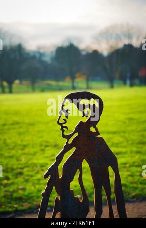 NORTHAMPTON, REGNO UNITO - 12 febbraio 2016: Monumento al Becket's Park di Northampton, nel Regno Unito, l'immagine mostra il monumento in metallo di un uomo Foto Stock