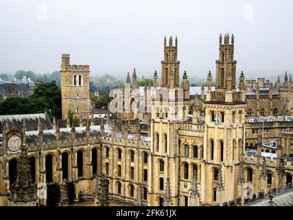Vista dell'All Souls College in un giorno d'autunno, in tipico inglese, tempo sovrastato. Il College fa parte della prestigiosa Università di Oxford. Foto Stock