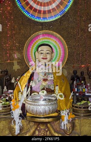 Una statua di Buddha sull'altare a Wat Phnom (Pagoda di montagna), un grande tempio buddista a Phnom Penh, Cambogia. Foto Stock