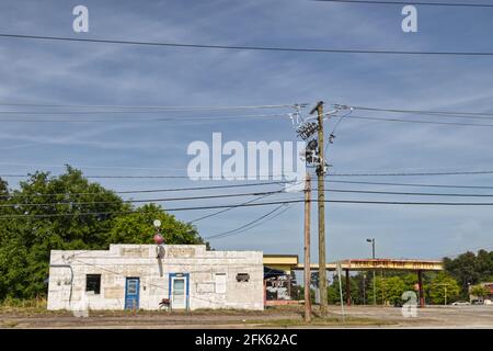 Augusta, GA USA - 04 27 21: Vecchia stazione di benzina degli anni '70 - Deans Bridge Road Foto Stock