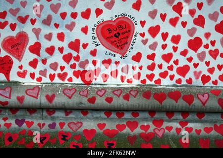 Londra, Regno Unito. 28 Apr 2021. Parete di Covid all'ospedale St Thomas sulla riva sud del Tamigi. I cuori sono dipinti sul muro per ogni persona che morì di coronavirus nel Regno Unito. Credit: JOHNNY ARMSTEAD/Alamy Live News Foto Stock