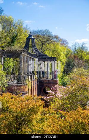 I visitatori potranno godersi una giornata di sole all'Hampstead Heath Pergola and Hill Gardens, a nord di Londra, Regno Unito Foto Stock