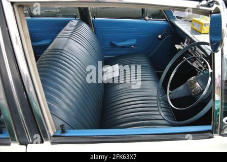 L'interno anteriore di una Ford Zephyr del 1965 ha parcheggiato in mostra al salone dell'auto classica della Riviera Inglese, Paignton, Devon, Inghilterra, UK. Foto Stock