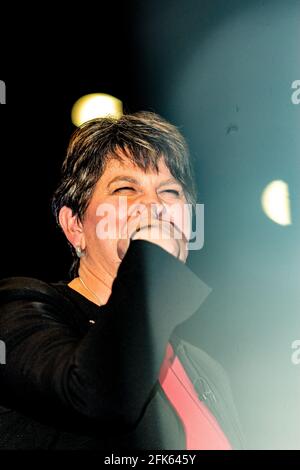 Belfast, Regno Unito. 9 Giugno 2017. Arlene Foster alle elezioni generali britanniche Conte a Belfast Credit: Bonzo/Alamy Live News Foto Stock