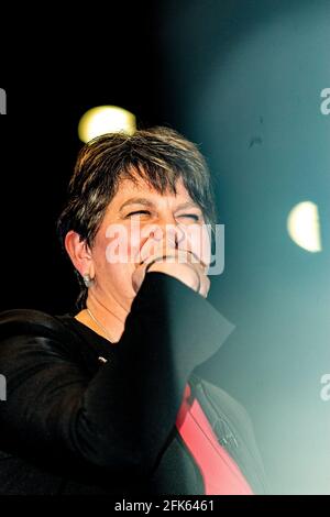 Belfast, Regno Unito. 9 Giugno 2017. Arlene Foster alle elezioni generali britanniche Conte a Belfast Credit: Bonzo/Alamy Live News Foto Stock