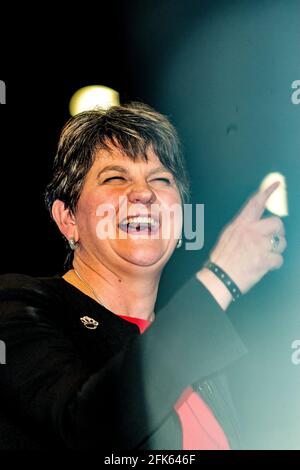 Belfast, Regno Unito. 9 Giugno 2017. Arlene Foster alle elezioni generali britanniche Conte a Belfast Credit: Bonzo/Alamy Live News Foto Stock