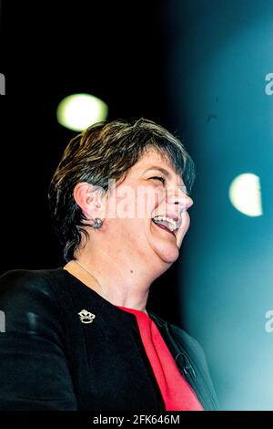 Belfast, Regno Unito. 9 Giugno 2017. Arlene Foster alle elezioni generali britanniche Conte a Belfast Credit: Bonzo/Alamy Live News Foto Stock