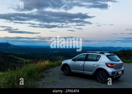 Sandero Stepway nella catena montuosa Rio do Rastro, Brasile Foto Stock