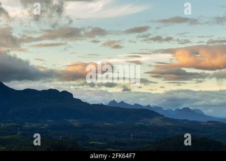 Tramonto nella catena montuosa Rio do Rastro, Brasile Foto Stock