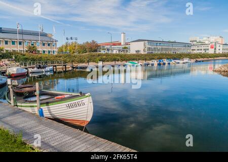 MALMO, SVEZIA - 27 AGOSTO 2016: Moli e barche a Malmo Svezia Foto Stock