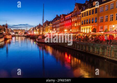 Vista serale del quartiere di Nyhavn a Copenhagen, Danimarca Foto Stock
