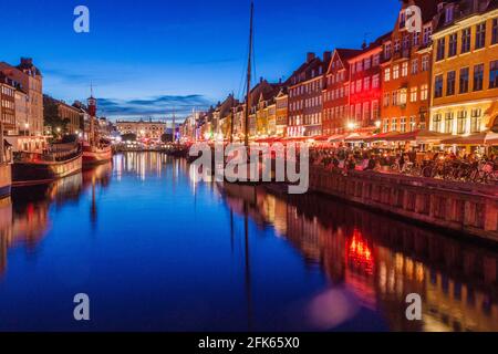 Vista serale del quartiere di Nyhavn a Copenhagen, Danimarca Foto Stock