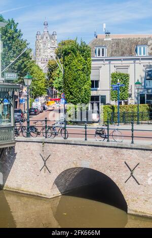 DEN BOSCH, PAESI BASSI - 30 AGOSTO 2016: Ponte su un canale a Den Bosch, Paesi Bassi Foto Stock