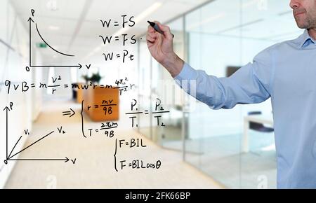 Uomo d'affari che disegna Un diagramma di flusso in ufficio Foto Stock