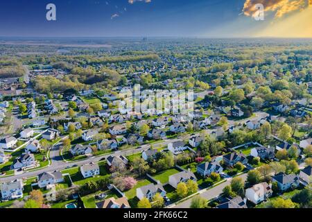 Vista aerea paesaggio urbano su complesso di appartamenti piccola città americana Foto Stock