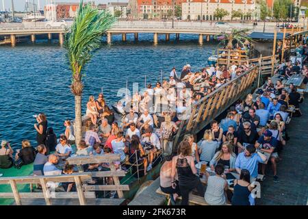 COPENAGHEN, DANIMARCA - 26 AGOSTO 2016: La gente siede in una birreria all'aperto sulla costa del mare a Copenhagen, Danimarca Foto Stock