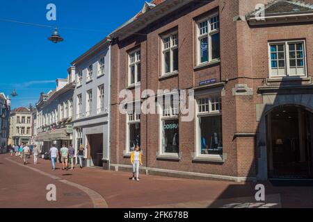 DEN BOSCH, PAESI BASSI - 30 AGOSTO 2016: Strada pedonale nel centro di Den Bosch, Paesi Bassi Foto Stock