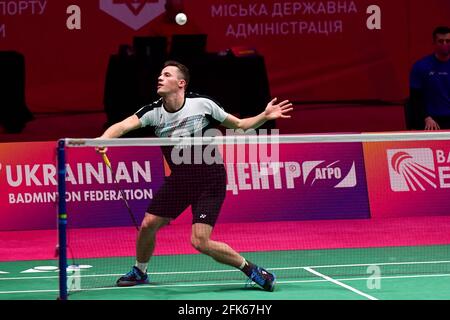 KIEV, UCRAINA - APRILE 28: Mark Caljouw dei Paesi Bassi compete nella sua partita Mens Singles contro Luka Wraper d'Austria durante il giorno 2 del 2021 Foto Stock