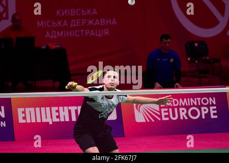 KIEV, UCRAINA - APRILE 28: Mark Caljouw dei Paesi Bassi compete nella sua partita Mens Singles contro Luka Wraper d'Austria durante il giorno 2 del 2021 Foto Stock