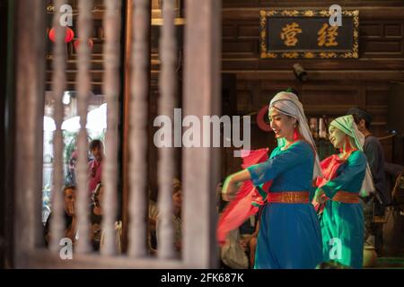 Graziosi ballerini vietnamiti che intrattengono i turisti nella città vecchia, Hoi An, Vietnam Foto Stock