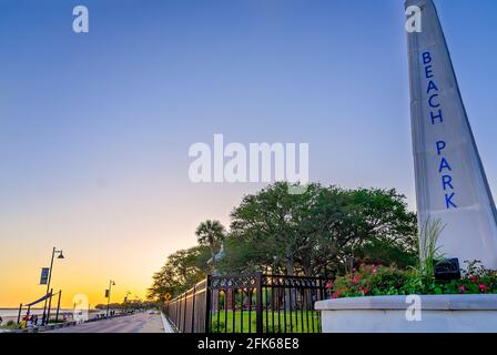 Il sole tramonta al Beach Park di Pascagoula, Mississippi. Il parco, situato su Beach Boulevard, è un luogo popolare tra la gente del posto e i turisti. Foto Stock