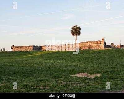 Castillo de San Marcos una grande fortezza o fortezza in pietra spagnola costruita nel 1600 custodisce il porto di St. Augustine, Florida, USA. Foto Stock