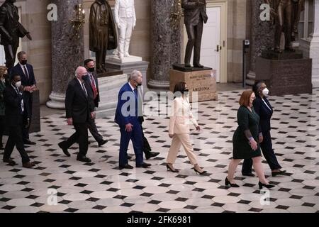 Washington, Stati Uniti. 28 Apr 2021. Il Vice Presidente Kamala Harris, il leader della maggioranza Charles Schumer (D-N.Y.), il leader della minoranza Mitch McConnell (R-Ky.), il Sen. Patrick Leahy (D-Vt.) e i membri del Senato attraversano la Sala della Statuary nel Campidoglio degli Stati Uniti mentre si fanno strada per ascoltare il Presidente Joe Biden dare il suo primo discorso congiunto al Congresso di Washington, DC, mercoledì 28 aprile 2021. Foto in piscina di Greg Nash/UPI Credit: UPI/Alamy Live News Foto Stock