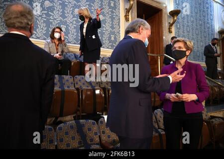 WASHINGTON, DC - APRILE 28: Il Sen. Elizabeth Warren (D-ma) (R) entra in camera prima che il presidente degli Stati Uniti Joe Biden affronti una sessione congiunta di congresso nella Camera del Campidoglio degli Stati Uniti 28 aprile 2021 a Washington, DC. Alla vigilia del suo centesimo giorno in carica, Biden ha parlato del suo piano di rilanciare l'economia e la salute dell'America mentre continua a riprendersi da una pandemia devastante. Ha tenuto il suo discorso prima di 200 legislatori invitati e altri funzionari del governo invece dei 1600 ospiti normali a causa della pandemia COVID-19 in corso. (Foto di chip Somodevilla/Getty Images)Credit: Chip so Foto Stock