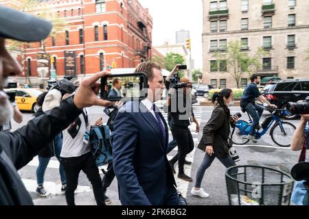 New York, Stati Uniti. 28 Apr 2021. Andrew Giuliani cammina per la strada dopo aver lasciato suo padre Rudy Giuliani che era avvocato personale dell'ex presidente Donald Trump a New York il 28 aprile 2021. Andrew è stato inseguito da membri dei media. Gli agenti federali hanno eseguito un mandato di ricerca presso la casa di Manhattan di Rudy Giuliani in relazione alle indagini penali all'inizio di questo giorno. (Foto di Lev Radin/Sipa USA) Credit: Sipa USA/Alamy Live News Foto Stock