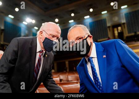 WASHINGTON, DC - APRILE 28: Il leader della maggioranza del Senato Charles E. Schumer (D-N.Y.), a destra, parla con il Sen Patrick J. Leahy (D-Vt.) prima che il Presidente Joe Biden affronti una sessione congiunta del Congresso, con il Vice Presidente Kamala Harris e il Presidente della Camera Nancy Pelosi (D-Calif.) sul canale alle sue spalle, mercoledì 28 aprile, 2021.(Photo by Melina Mara/The Washington Post/POOL)Credit: Melina Mara/Pool via CNP | usage worldwide Foto Stock