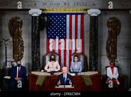 Washington, Stati Uniti. 28 Apr 2021. Il Presidente DEGLI STATI UNITI Joe Biden si rivolge a una sessione congiunta del Congresso presso il Campidoglio degli Stati Uniti a Washington, DC, il 28 aprile 2021. (Foto di Jim WATSON/POOL/Sipa USA) Credit: Sipa USA/Alamy Live News Foto Stock